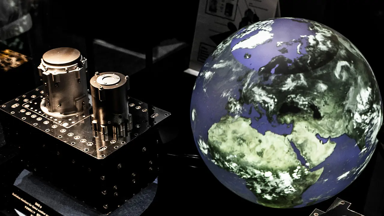 「安定した通信を支える宇宙天気予報技術」の技術展示では、2029年打ち上げ予定の静止観測衛星ひまわり10号に搭載する各種センサーを公開