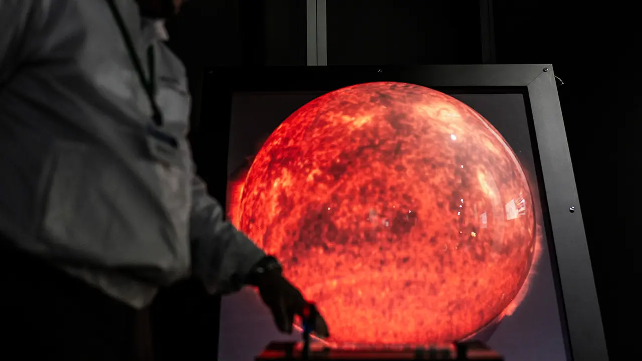太陽フレアを予測する「安定した通信を支える宇宙天気予報技術」のデモ。太陽フレアはオーロラをもたらすだけでなく、通信に影響を及ぼすため24時間の監視体制が敷かれていることを説明していた